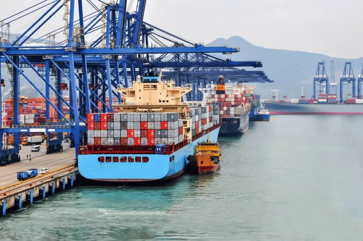 container-ship-in-port-2